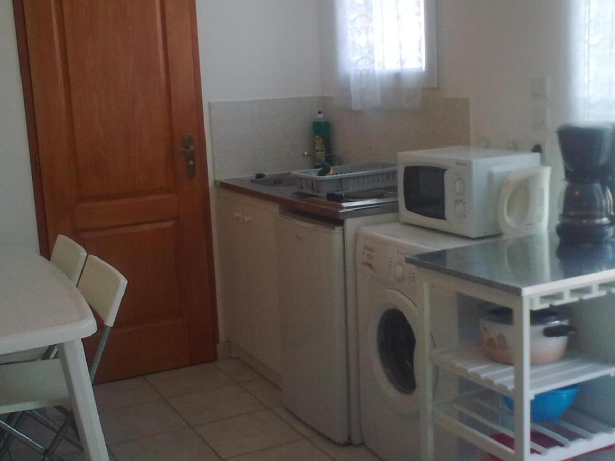 Studio Climatise. Proche Parking, Commerces Et Mer Apartment Carqueiranne Bagian luar foto